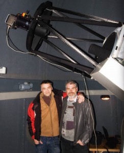 Die Entdecker Erwin Schwab und Rainer Kling (rechts) am Entdeckungsteleskop Foto: Sighard Schräbler